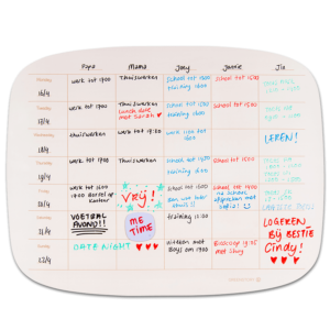 Sticky whiteboard familieplanner organisch met sticky tabs, beschreven met whiteboard pen.