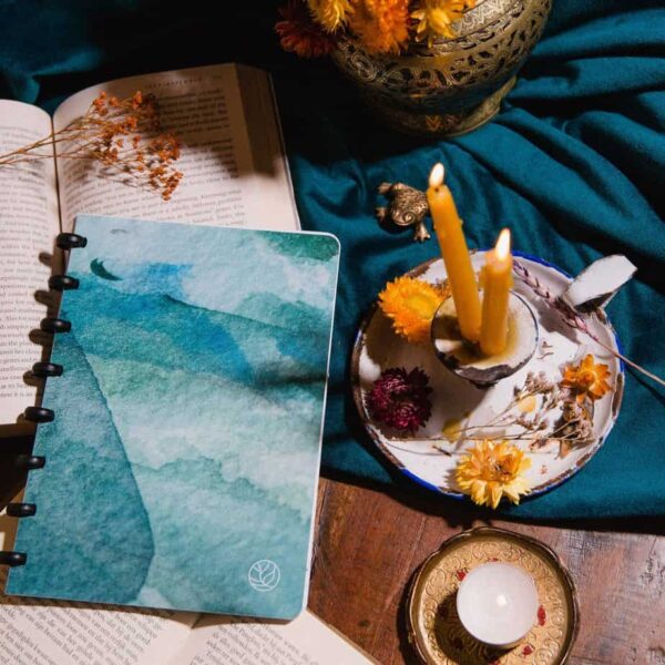 uitwisbaar notitieboek met bordeira beach cover platgelegd op een antiek houten tafel