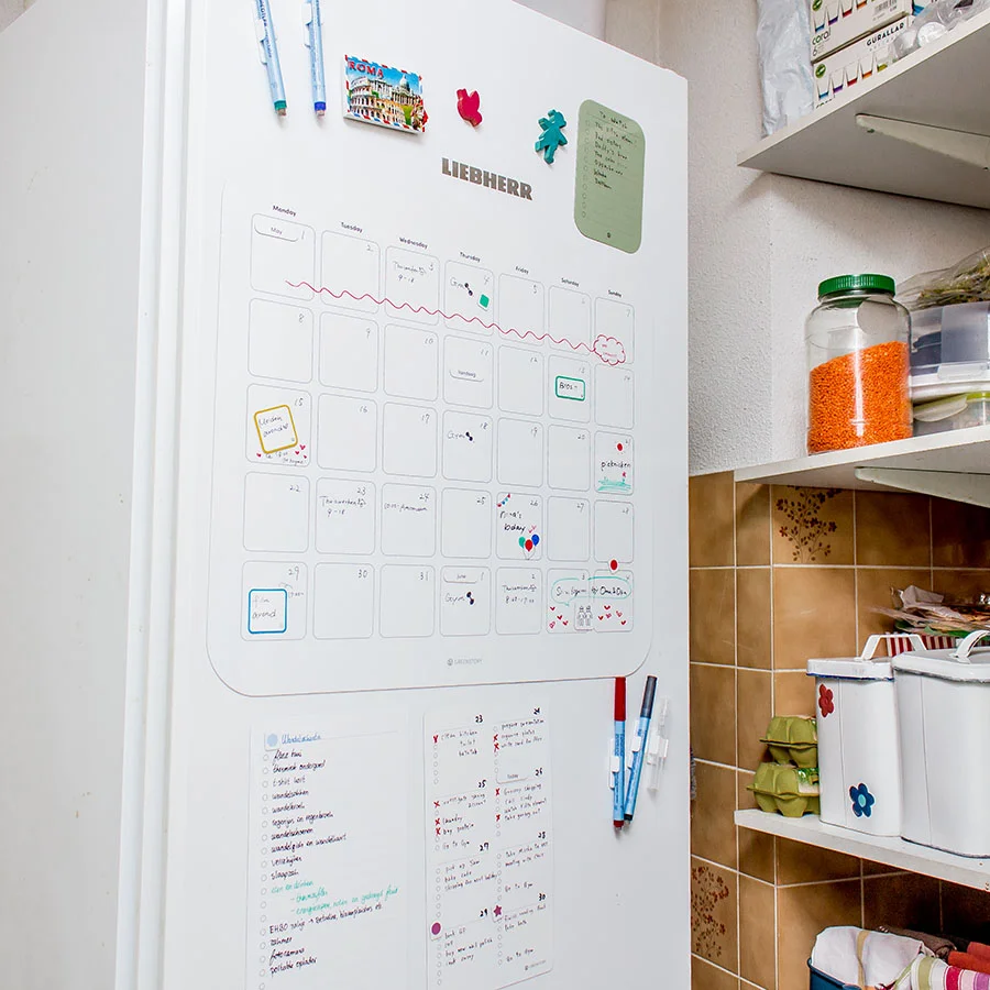 sticky maandplanner XL geplakt op koelkast