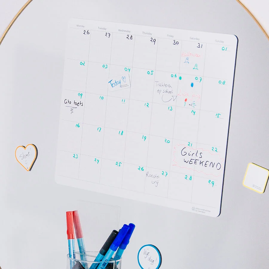 op een spiegel is een sticky maandplanner geplakt